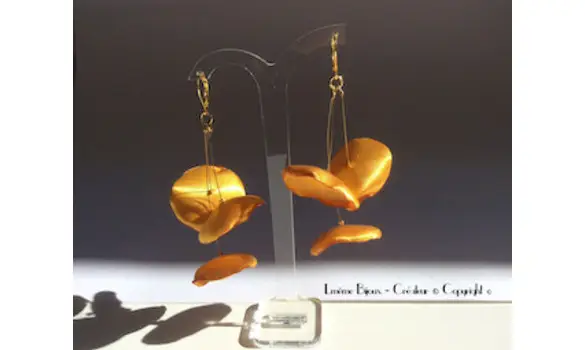 Boucles CHANIA tissu doré 3 pétales